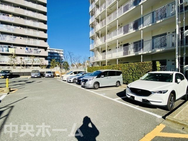 東大島ハイライズの駐車場|【敷地内駐車場】最新の空き状況や費用などの詳細は担当スタッフまでお問い合わせください。