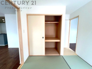 押入れは季節の衣類、寝具などを収納できます。伝統的な美しさと実用性が融合し、収納物を保護する調湿・換気効果があります。使い方によっては書類や小物なども効果的に整理でき空間を有効活用できます。