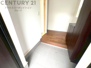 大きな玄関収納付きの玄関です　家族皆様の履物をしっかり収納できます
