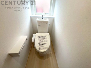 温水洗浄便座付トイレは温水洗浄機能により、暖かい水でおしりを洗浄することができ、冷たい水を使う従来の便座に比べ、温水洗浄機能で暖かいトイレを提供し、快適な使用を可能にします。