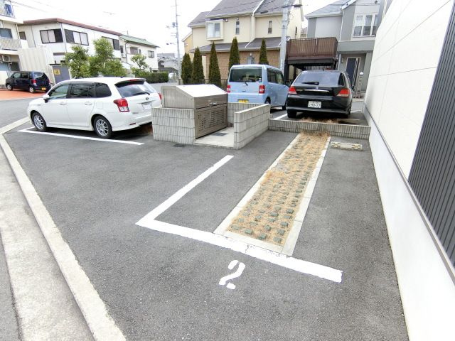 エステ・ラグーナ八番館の駐車場