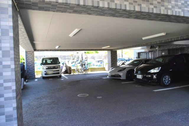 多摩市鶴牧１丁目の中古マンションの駐車場