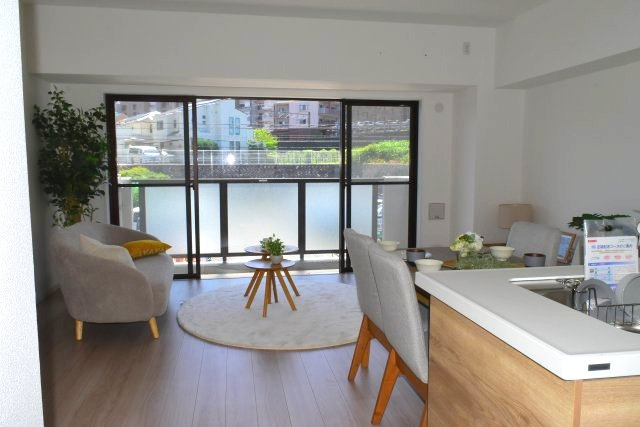多摩市鶴牧１丁目の中古マンションの居間・リビング