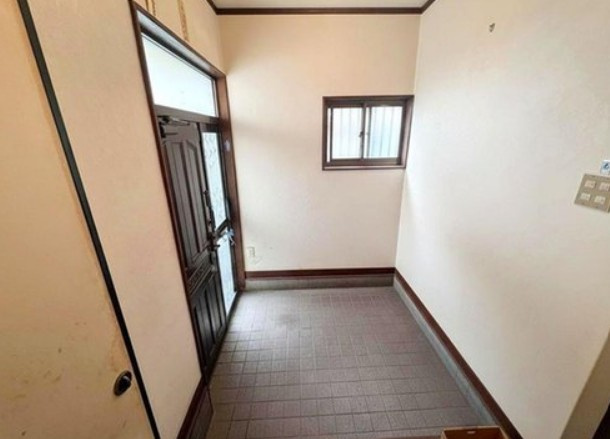宇治市木幡平尾の玄関|※本画像は空室時の写真を加工し、家具・小物等を撤去したイメージです。
実際の仕様とは異なる場合がございます。