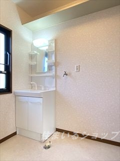 クレールＴ．I　３の洗面所|シャンプードレッサー・窓・棚あり
