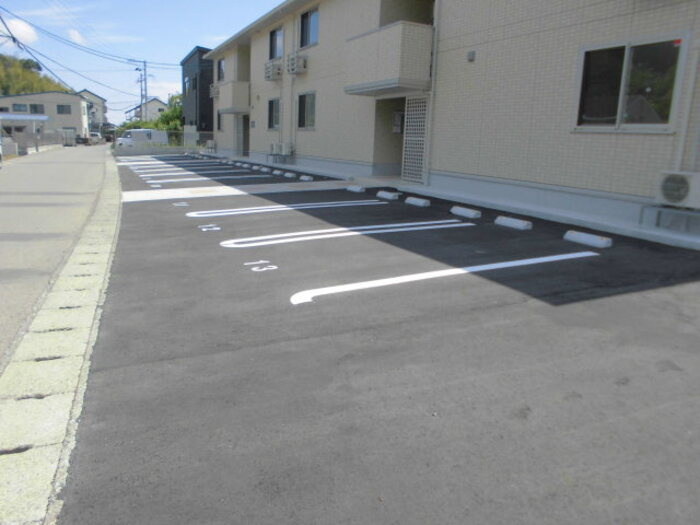 ラフィーネ フジの駐車場|駐車場＆前面道路