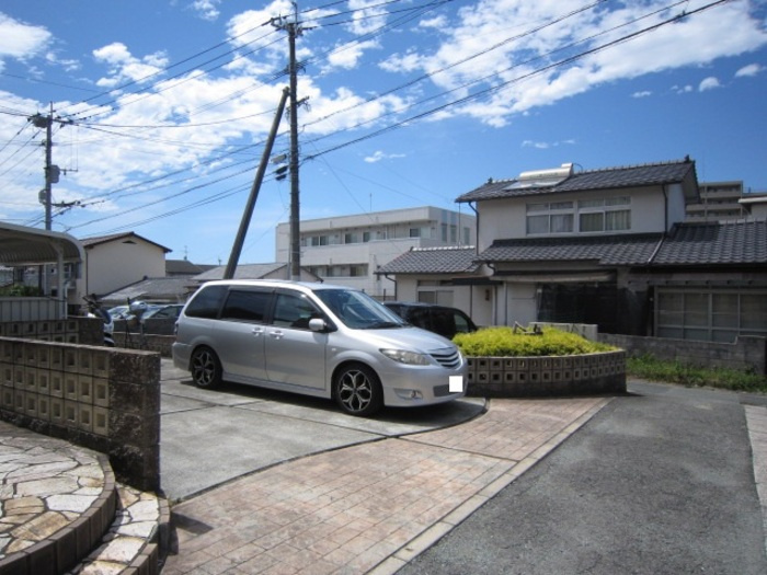 モナリエ・マイの駐車場