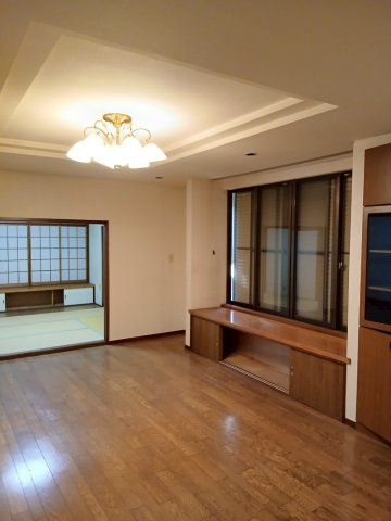 東松山市大字毛塚中古戸建の居間・リビング