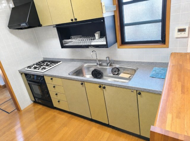 東松山市五領町中古戸建のキッチン|収納豊富なシステムキッチン。3口コンロや広々としたシンクを備え、毎日の料理も快適に行えます。