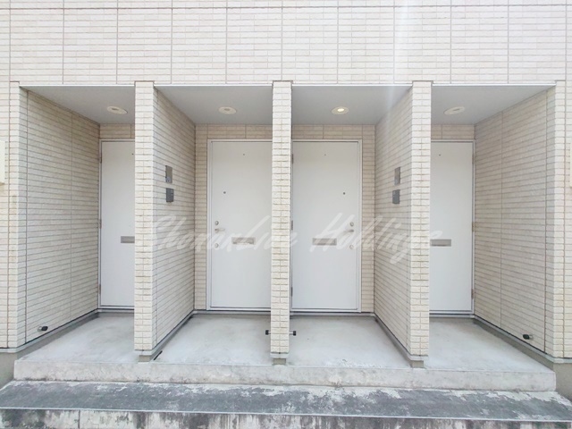 横浜市栄区小菅ケ谷２丁目のアパートのエントランス