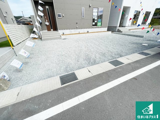 たつの市龍野町末政　第2期　新築一戸建ての駐車場|並列3台駐車可能！ゆとりの駐車スペースで車庫入れもスムーズ！