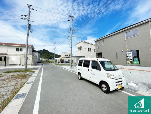 たつの市龍野町末政　第2期　新築一戸建ての前面道路含む現地写真|周辺は閑静な住宅街！前面道路広々で車の出し入れも便利です。駐車が苦手な方でも安心して車庫入れできます！