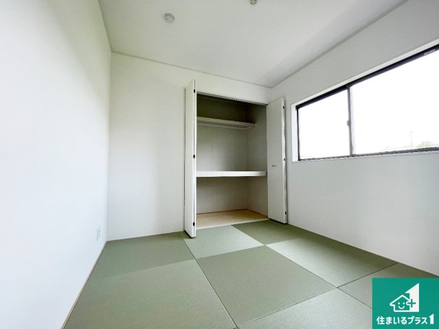 たつの市龍野町末政　第2期　新築一戸建ての和室|一室あると便利な和室は客間としてだけでなく、小さなお子様のプレイルームや食後のくつろぎスペースとしてもご利用いただけます。収納もついていますので大活躍間違いなし！