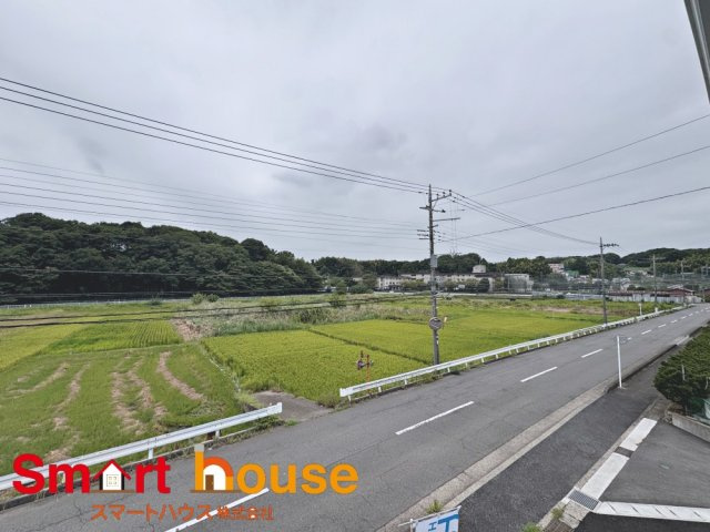 綾瀬市早川第６の展望|開放的なバルコニーは見晴らしもよく、太陽の温かな温もりをめいっぱい受け止めてくれます。太陽の光と爽やかな風を受けたお洗濯物はあっという間に乾き、取りこむ時には太陽の匂いを感じられそうですね。