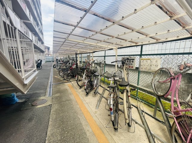 五条ローズハイツB棟の駐輪場