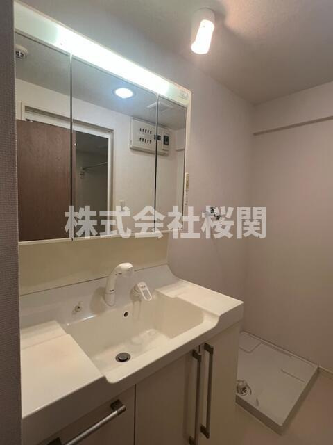 戸塚区舞岡町ファミリーマンションの独立洗面台|女性のお化粧や男性の身だしな…