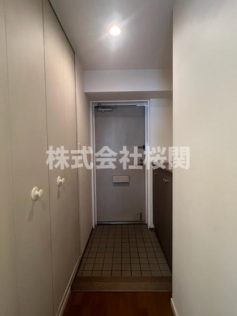 戸塚区舞岡町ファミリーマンションの玄関|玄関で靴を履いて、脱いでリセ…