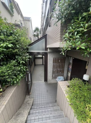 杉並区善福寺４丁目の賃貸マンションのエントランス