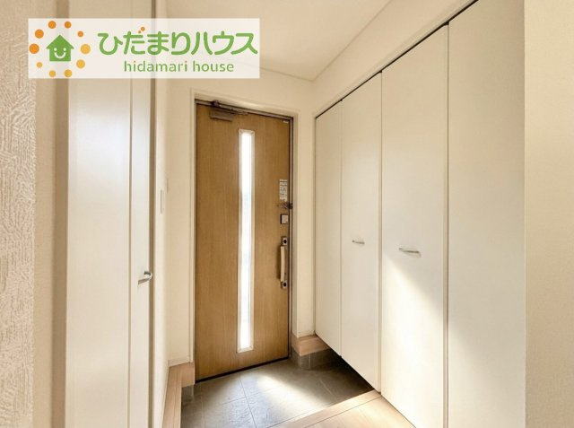 【玄関】 | つくばみらい市小絹第4　新築戸建　3号棟 | 毎日「行ってきます」「ただいま」をいう玄関は明るく光が差し込みます♪