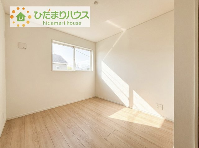 【洋室】 | つくばみらい市小絹第4　新築戸建　3号棟 | 机にベットを置けば子供部屋の完成です！
