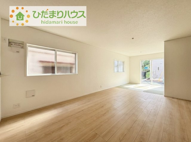 【居間・リビング】 | つくばみらい市小絹第4　新築戸建　3号棟 | お子様が元気に遊べる広々としたリビングです！