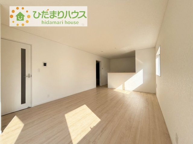 【居間・リビング】 | つくばみらい市小絹第4　新築戸建　3号棟 | リビングの大きな窓からは、暖かな日の光が降り注ぎます・・・