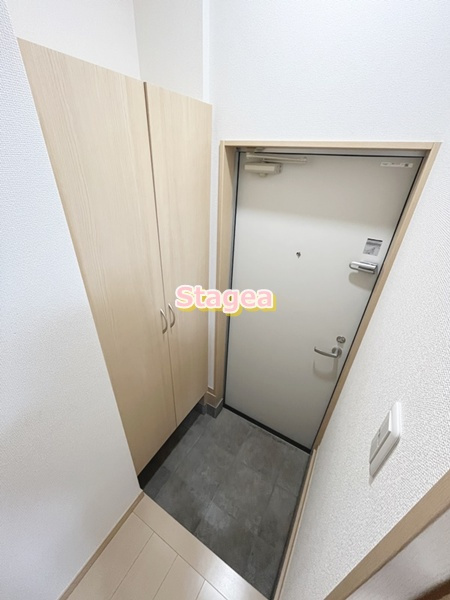 上尾市上町２丁目のアパートの玄関
