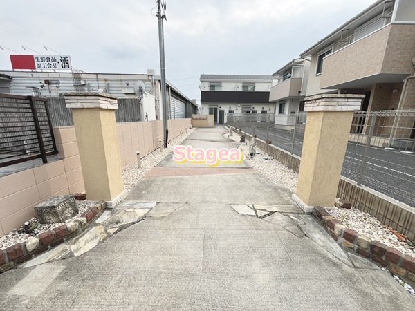 上尾市上町２丁目のアパートのエントランス