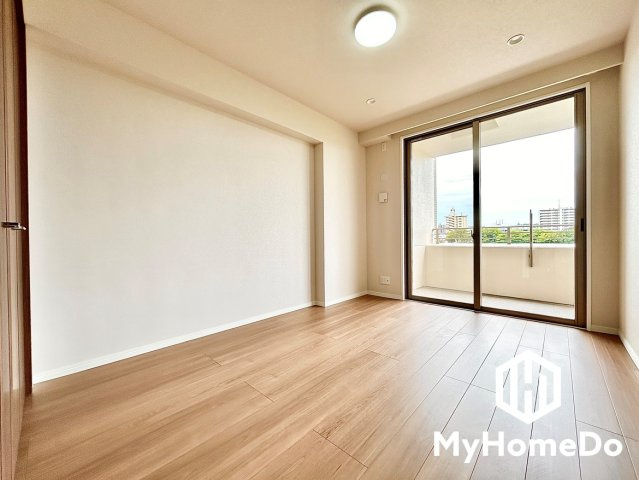 ダイアパレス千代田橋の寝室|バルコニーにつながるお部屋で、通風・陽当たり良好。