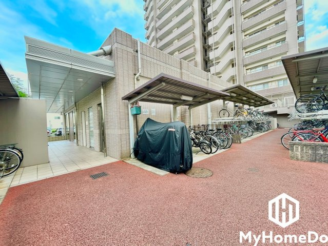 ダイアパレス千代田橋の駐輪場|屋根付きなので、雨や風、直射日光から自転車を守ることができます。