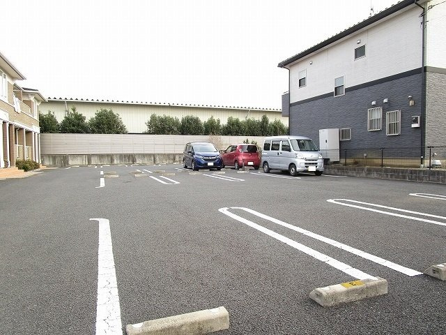 トムトックⅡの駐車場|車をお持ちの方に嬉しい駐車場付きの物件です
