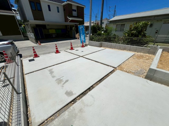 沖縄市知花新築戸建て　A号棟（全5棟）の駐車場|車をお持ちの方に嬉しい駐車場付きの物件です