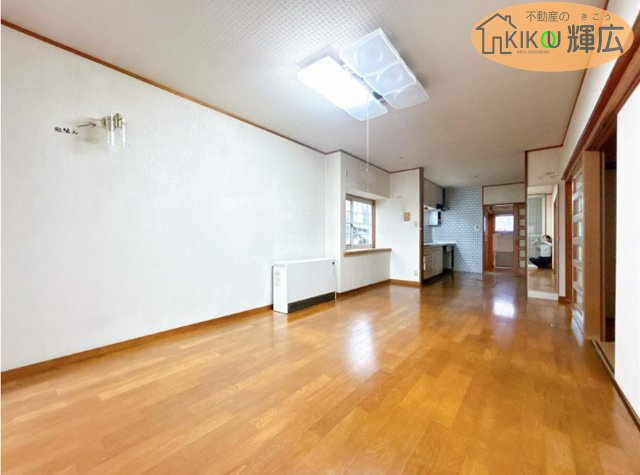 加古川市野口町北野　中古戸建の居間・リビング|リフォーム前のお写真です。
