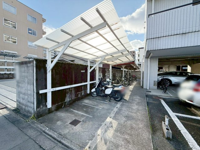 パラドール西院PART-Ⅰの駐車場