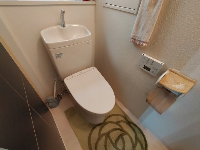 小島町一戸建のトイレ