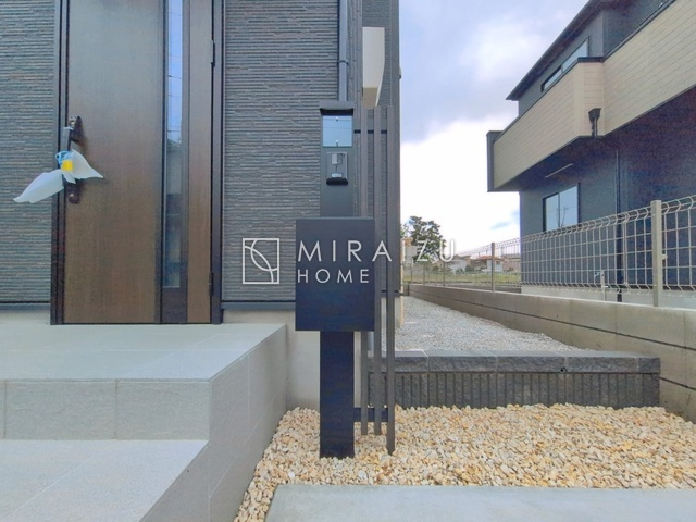 【外観】 | 青く澄み渡った綺麗な空と、陽の光をたっぷりと受ける、そんな新築住宅で新生活をスタートしてみませんか？見学・ご相談等、ミライズホーム(株)までお気軽にご連絡下さい♪