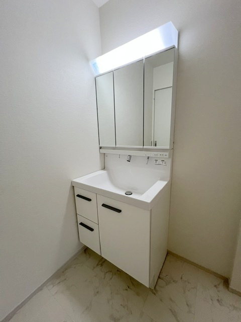 ◎茅ヶ崎市十間坂2丁目　新築戸建　1号棟の独立洗面台|三面鏡の内側には小物収納が充実しています◇