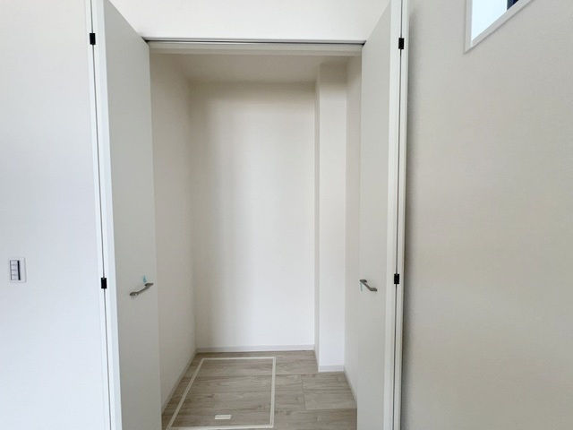 ◎茅ヶ崎市十間坂2丁目　新築戸建　1号棟の収納|洋室5.2帖の収納スペース◇