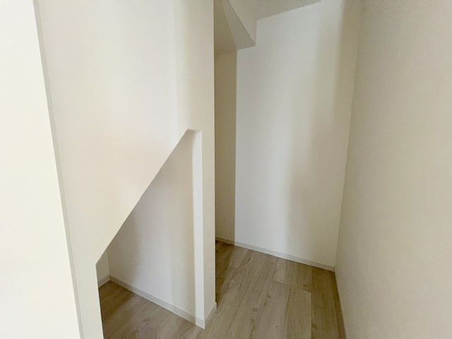 ◎茅ヶ崎市十間坂2丁目　新築戸建　1号棟の収納|玄関ホールにある階段下収納スペース◇
