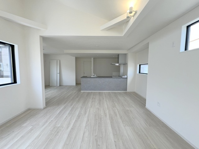 ◎茅ヶ崎市十間坂2丁目　新築戸建　1号棟の居間・リビング|正面にはご家族とのコミュニケーションが取りやすいカウンターキッチン☆