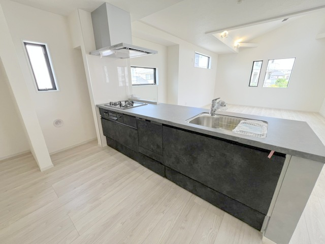 ◎茅ヶ崎市十間坂2丁目　新築戸建　1号棟のキッチン|シックな色合いのシステムキッチン☆床材とのメリハリがありおしゃれな印象です◇