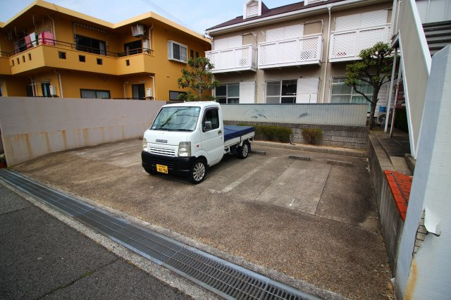 中津ハイツの駐車場