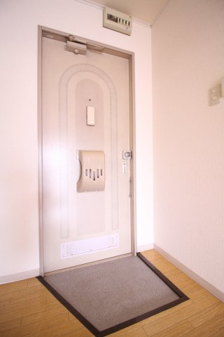 中津ハイツの玄関