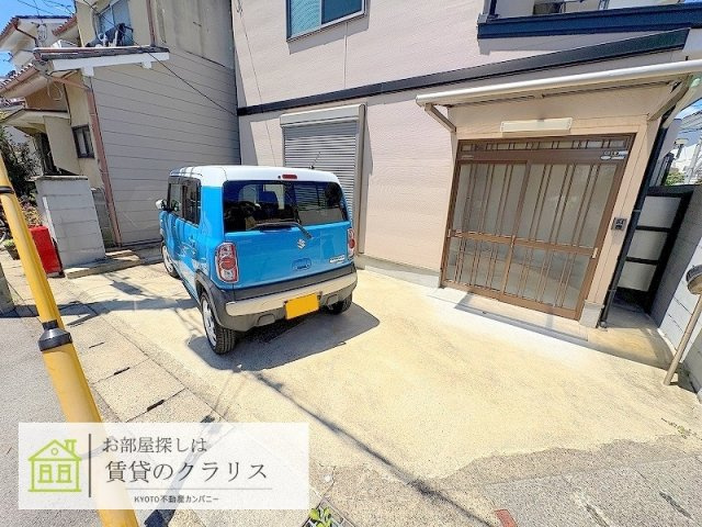 桂乾町28-42レトロ貸家の駐車場