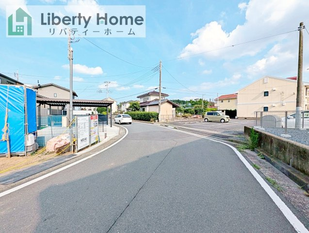 水戸市見川23期　新築戸建の前面道路含む現地写真