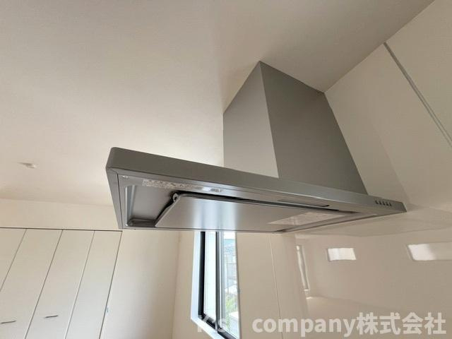 ◎茅ヶ崎市十間坂2丁目　新築戸建　2号棟のキッチン|お手入れのしやすいスリムタイプのレンジフード◇