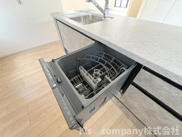 ◎茅ヶ崎市十間坂2丁目　新築戸建　2号棟のキッチン|家事の負担を軽減してくれる食器洗い乾燥機付き☆