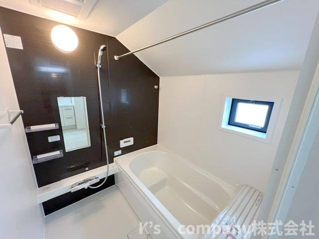 ◎茅ヶ崎市十間坂2丁目　新築戸建　2号棟の浴室|濃い色調アクセントパネルが仕様されており引き締まった印象の浴室スペース◇