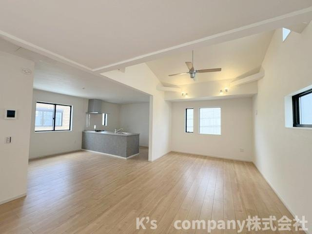 ◎茅ヶ崎市十間坂2丁目　新築戸建　2号棟の居間・リビング|天井高の上部吹き抜け◇開放的な空間で広々と感じられます◇