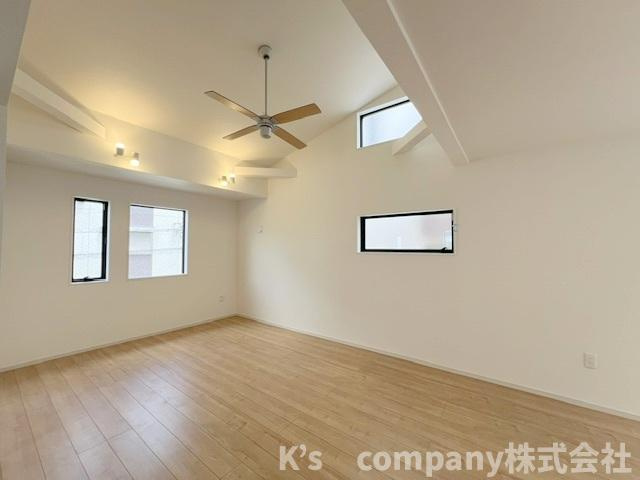 ◎茅ヶ崎市十間坂2丁目　新築戸建　2号棟の居間・リビング|天井高の窓からの日差しも差し込む暖かなリビングスペース◇